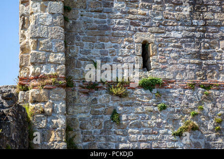 Détail de la tuiles romaines dans les murs de la Grande Tour, le château de Chepstow, au Pays de Galles Banque D'Images