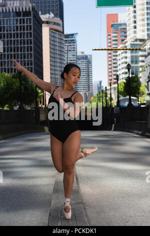 Danseur de Ballet féminin sur la rue Banque D'Images