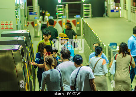 Bangkok, Thaïlande - 30 janvier 2017 : Les gens d'acheter billetterie Bus Rapid Transit (BRT) billet à Sathorn BRT Station dans la soirée Banque D'Images