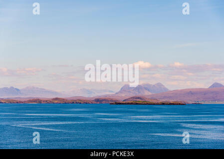 Vues prises du ferry sur la route d'Ullapool à Stornoway dans une journée ensoleillée Banque D'Images