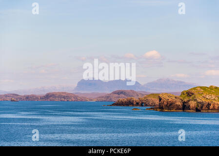 Vues prises du ferry sur la route d'Ullapool à Stornoway dans une journée ensoleillée Banque D'Images