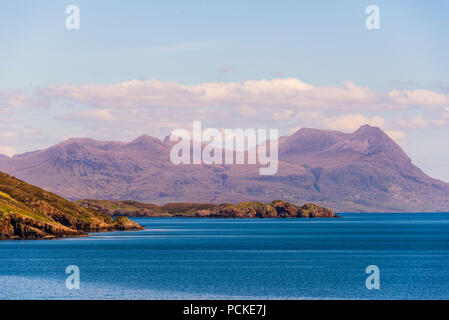 Vues prises du ferry sur la route d'Ullapool à Stornoway dans une journée ensoleillée Banque D'Images