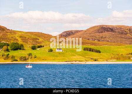 Vues prises du ferry sur la route d'Ullapool à Stornoway dans une journée ensoleillée Banque D'Images