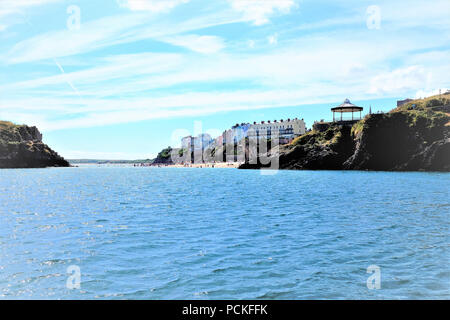 Tenby, Pembrokeshire, Pays de Galles, Royaume-Uni. Le 24 juillet 2018. Les vacanciers appréciant Château plage avec St Catherine's rock pour la gauche et Castle Rock à th Banque D'Images