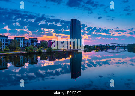 Vue sur la rivière Main à la Banque centrale européenne, BCE, en face de l'aube, cloud sky (Altocumulus), Frankfurt am Main Banque D'Images