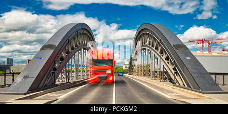 Bus rouge sur le Honsellbrücke dans le Osthafen Frankfurt, Frankfurt am Main, Hesse, Allemagne Banque D'Images