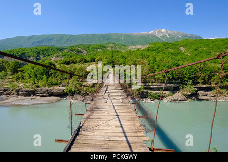 Vieux pont suspendu au-dessus de la rivière Vjosa, upper Vjosa Valley, près de l'Çarçovë Nemërçka, montagnes, district de Gjirokastra Banque D'Images