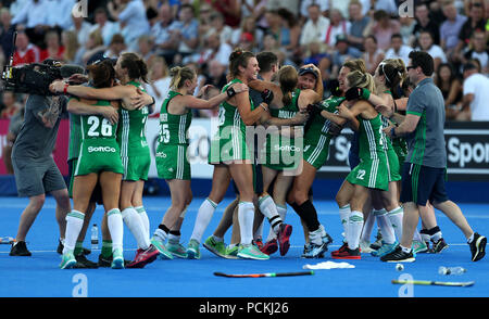 Ireland's Graham Shaw (centre) célèbre après Chloe Watkins marquant le but gagnant lors de la fusillade au quart de finale Lee Valley Hockey et Tennis Centre, Londres. ASSOCIATION DE PRESSE Photo, Photo date : Jeudi 2 août 2018. Crédit photo doit se lire : Steven Paston/PA Wire Banque D'Images