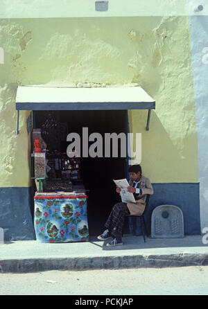 Berger arabe journal de lecture hors tabac et sweet shop dans le sud de la Tunisie, l'Afrique du Nord Banque D'Images