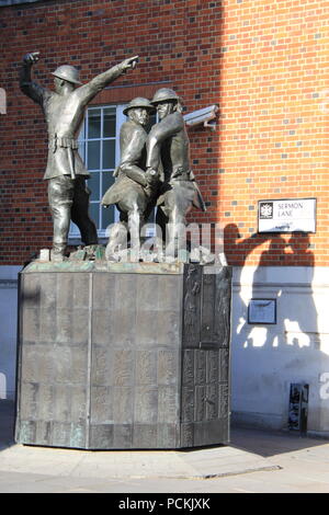 'Les Héros avec des visages crasseux ; Bronze memorial statue érigée à la mémoire des pompiers qui meurt à Londres pendant la Seconde Guerre mondiale, au Royaume-Uni, PETER GRANT Banque D'Images