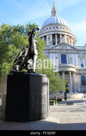 'Les Héros avec des visages crasseux ; Bronze memorial statue érigée à la mémoire des pompiers qui meurt à Londres pendant la Seconde Guerre mondiale, au Royaume-Uni, PETER GRANT Banque D'Images