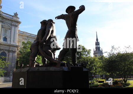 'Les Héros avec des visages crasseux ; Bronze memorial statue érigée à la mémoire des pompiers qui meurt à Londres pendant la Seconde Guerre mondiale, au Royaume-Uni, PETER GRANT Banque D'Images