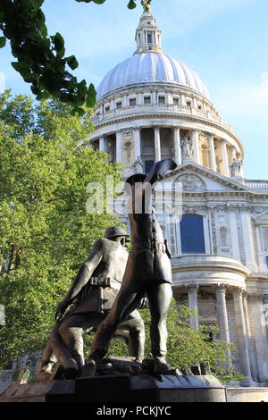 'Les Héros avec des visages crasseux ; Bronze memorial statue érigée à la mémoire des pompiers qui meurt à Londres pendant la Seconde Guerre mondiale, au Royaume-Uni, PETER GRANT Banque D'Images