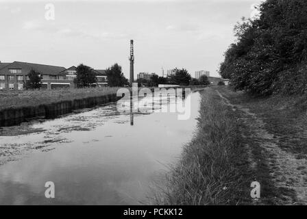 Entrepôt d'Harringay, quartier nord de Londres au Royaume-Uni, par le nouveau chemin de la rivière, au cours de la canicule de 2018 Banque D'Images