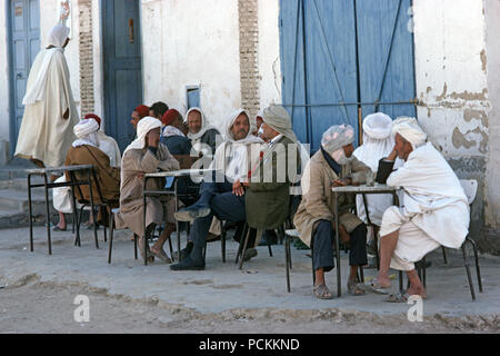 Berger arabe, assis en terrasse de café, au sud de la Tunisie, l'Afrique du Nord Banque D'Images