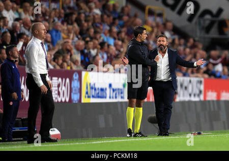 Derek McInnes, responsable d'Aberdeen (à droite), Sean Dyche, responsable de Burnley, s'intéresse à la Ligue Europa de l'UEFA, à la deuxième partie qualifiante, au deuxième match de la jambe au Turf Moor, à Burnley.ASSOCIATION DE PRESSE photo, photo date : jeudi 2 août 2018.Voir PA Story soccer Burnley.Le crédit photo devrait se lire comme suit : Mike Egerton/PA Wire.RESTRICTIONS : usage éditorial uniquement.Aucune utilisation commerciale. Banque D'Images