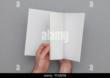 La maquette du livre. Homme hand holding blank book. Banque D'Images