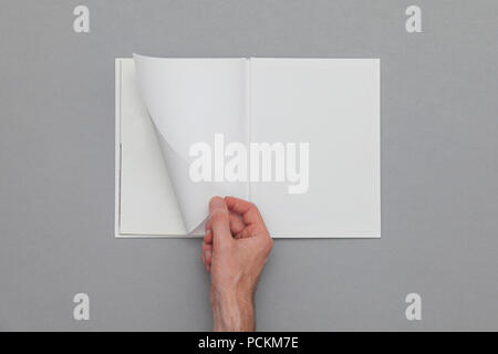La maquette du livre. Homme hand holding blank book. Banque D'Images
