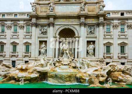 La fontaine de Trevi est une fontaine dans le quartier de Trevi à Rome, Italie, conçu par l'architecte italien Nicola Salvi et achevé par Giuseppe Pannini Banque D'Images