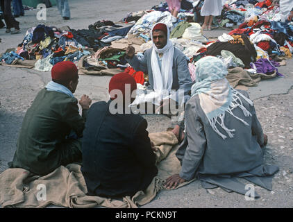 Vêtements de seconde main berger arabe, du marché de l'Afrique du Nord, Tunisie du Sud Banque D'Images