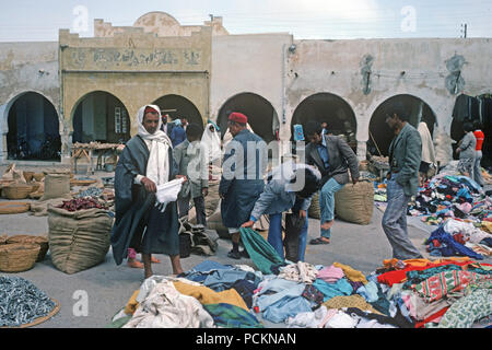 Vêtements de seconde main berger arabe, du marché de l'Afrique du Nord, Tunisie du Sud Banque D'Images