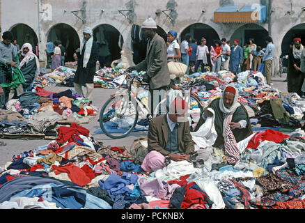 Vêtements de seconde main berger arabe, du marché de l'Afrique du Nord, Tunisie du Sud Banque D'Images