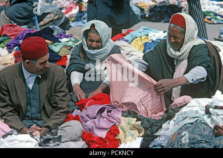 Vêtements de seconde main berger arabe, du marché de l'Afrique du Nord, Tunisie du Sud Banque D'Images
