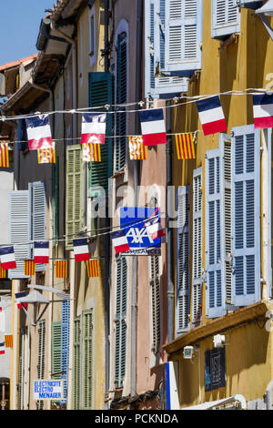 Rue piétonne avec l'ensemble des drapeaux, Saint-Maximin la Sainte Baume, Var, France Banque D'Images