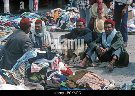 Vêtements de seconde main berger arabe, du marché de l'Afrique du Nord, Tunisie du Sud Banque D'Images