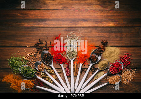 Vue de dessus de table en bois plein d'épices dans des cuillères, vous pouvez voir les condiments les plus populaires et seasoners Banque D'Images