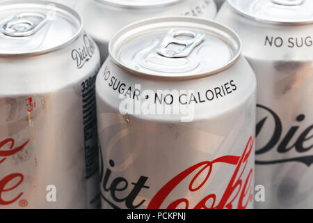 Londres - le 31 juillet 2018 : Groupe de froid les canettes de Coke diète dans boîtes d'argent métal Banque D'Images