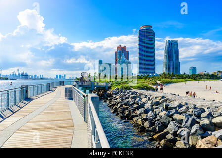 South Pointe Park et jetée de South Beach de Miami Beach. Le paradis et la côte tropical de la Floride. USA. Banque D'Images