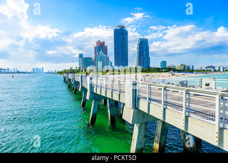 South Pointe Park et jetée de South Beach de Miami Beach. Le paradis et la côte tropical de la Floride. USA. Banque D'Images