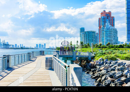 South Pointe Park et jetée de South Beach de Miami Beach. Le paradis et la côte tropical de la Floride. USA. Banque D'Images