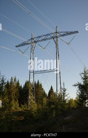 Pylône en treillis en acier ou tour de transmission d'électricité en Norvège Banque D'Images