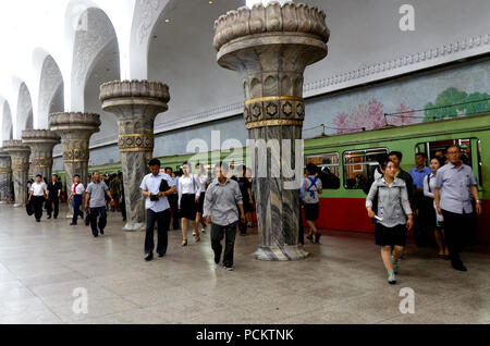 Les banlieusards de descendre une rame de métro à la station de gloire sur le Métro de Pyongyang, en Corée du Nord Banque D'Images