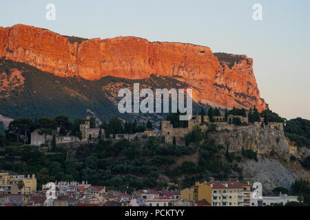 Le Cap Canaille et le château, Cassis, Bouches-du-Rhône, France Banque D'Images