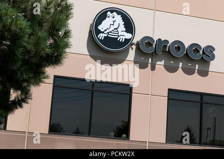 Un logo affiche à l'extérieur du siège de crocs, Inc., dans la région de Niwot, Colorado, le 21 juillet 2018. Banque D'Images