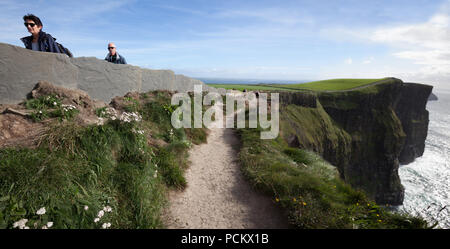 Le Burren Way sur les falaises de Moher Sentier du littoral sur la façon sauvage de l'Atlantique dans le comté de Clare, Irlande Banque D'Images