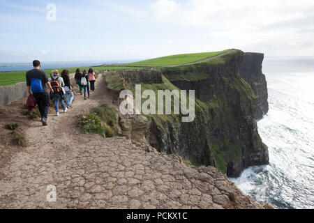 Les touristes sur les falaises de Moher, comté de Clare, Irlande Banque D'Images