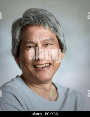Portrait d'un homme chinois avec gray, lauging avec profondeur de champ Banque D'Images
