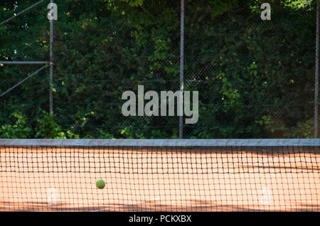 Filet de tennis sur une cour d'argile Banque D'Images