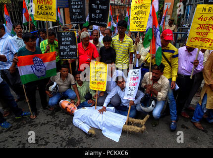 Russell Street, Kolkata, Inde. 09Th Aug 2018. Congrès national montre une manifestation devant l'Assam Bhawan de Kolkata, Inde en ce qui concerne la question du CNRC d'Assam . Partisans également brûlé une réplique du premier ministre M. Narendra Modi en face de l'Assam Bhawan. Credit : Avishek Das/Pacific Press/Alamy Live News Banque D'Images