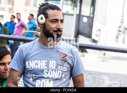 Rome, Italie. 09Th Aug 2018. Des centaines de personnes ont manifesté contre le racisme en Italie. À Rome, après la blessure d'enfants Rom, des militants et citoyens sont descendus dans les rues contre toute forme de racisme et de la discrimination contre les personnes appelé 'nomades'. Ces mêmes gens torturés par le fascisme et le nazisme qui, en Italie, se sont battus entre les partisans de la libération et de la résistance. Credit : Elisa Bianchini/Pacific Press/Alamy Live News Banque D'Images