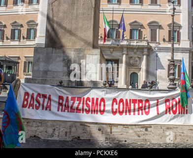 Rome, Italie. 09Th Aug 2018. Des centaines de personnes ont manifesté contre le racisme en Italie. À Rome, après la blessure d'enfants Rom, des militants et citoyens sont descendus dans les rues contre toute forme de racisme et de la discrimination contre les personnes appelé 'nomades'. Ces mêmes gens torturés par le fascisme et le nazisme qui, en Italie, se sont battus entre les partisans de la libération et de la résistance. Credit : Elisa Bianchini/Pacific Press/Alamy Live News Banque D'Images