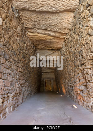 Antequera, Espagne - Juillet 10th, 2018 : Tholos de El Romeral, long couloir. Antequera, Malaga, Espagne Banque D'Images