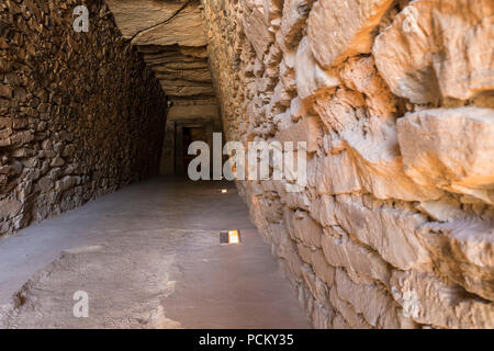 Antequera, Espagne - Juillet 10th, 2018 : Tholos de El Romeral, long couloir. Antequera, Malaga, Espagne Banque D'Images