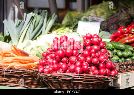 Radis rouge savoureux dans un panier sur un marché store pour présentation avec d'autres aliments biologiques nutritionnels Banque D'Images