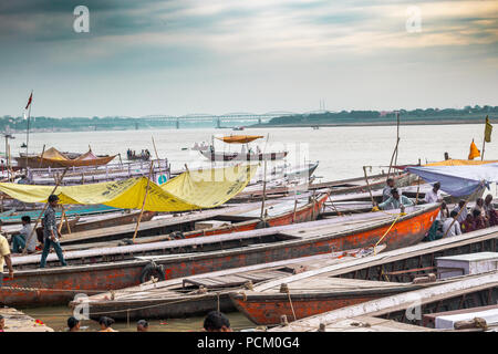 Bateau de touristes debout sur la banque du fleuve Ganges surplombant le pont inclu également. Banque D'Images