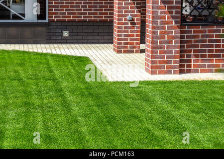 Belle pelouse taillés de façon uniforme dans l'arrière-cour d'une maison privée. Banque D'Images